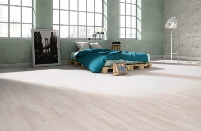 Ljust trägolv EK 1 Frosty Cottage stort loft.